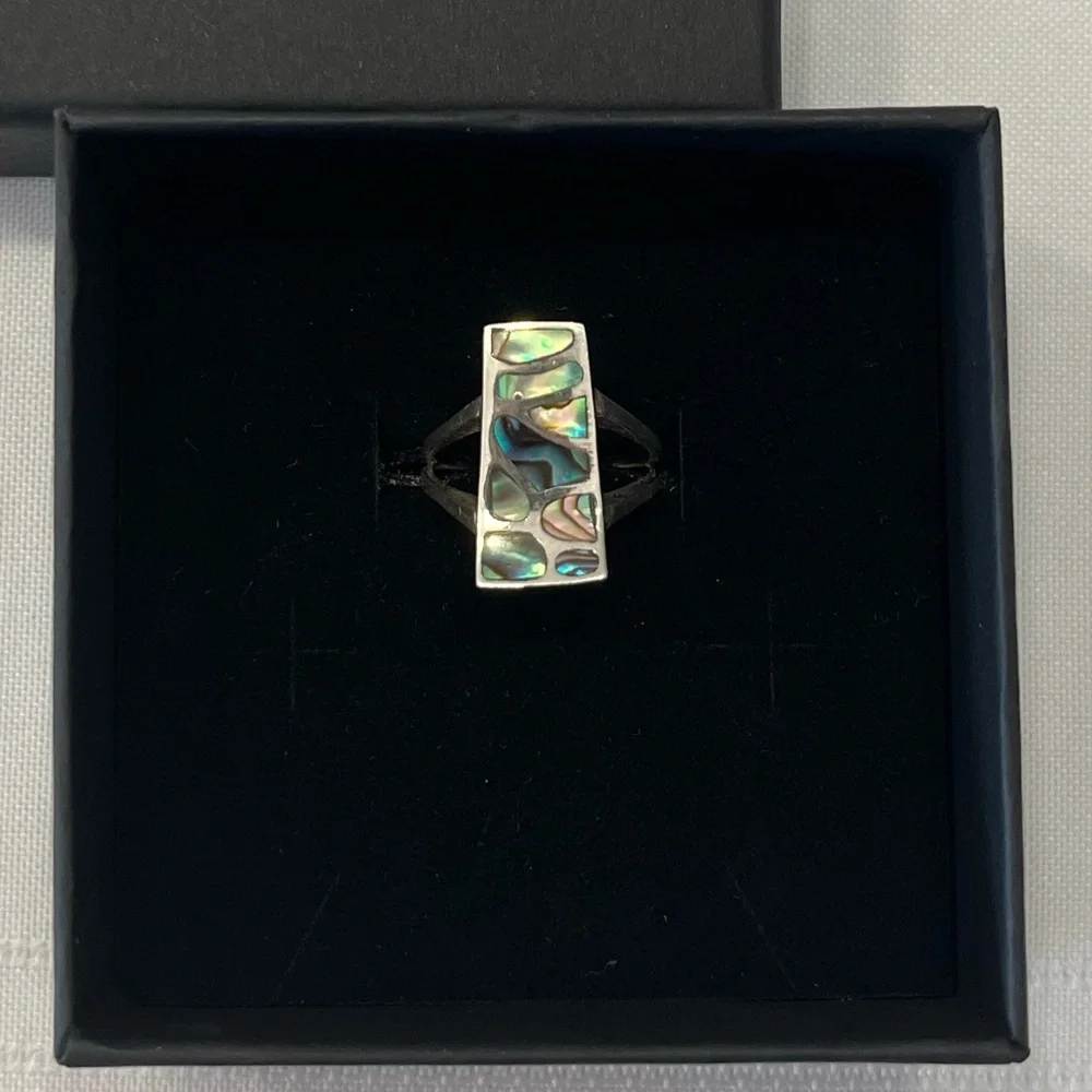 Sterling silver mother of pearl ring. Size 7.25 - Picture 5 of 10